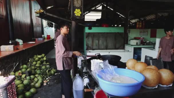 Traditionelles vietnamesisches Essen kochen 4k — Stockvideo