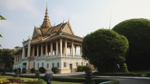 Exterior do Palácio Real em Phnom Penh, Camboja, Ásia. 4K — Vídeo de Stock