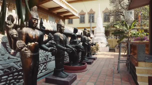 Buiten het Koninklijk Paleis in Phnom Penh, Cambodja, Azië. 4K — Stockvideo