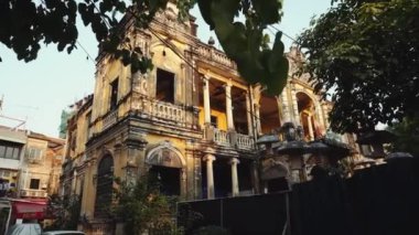 Phnom Penh 'de terk edilmiş bir bina.