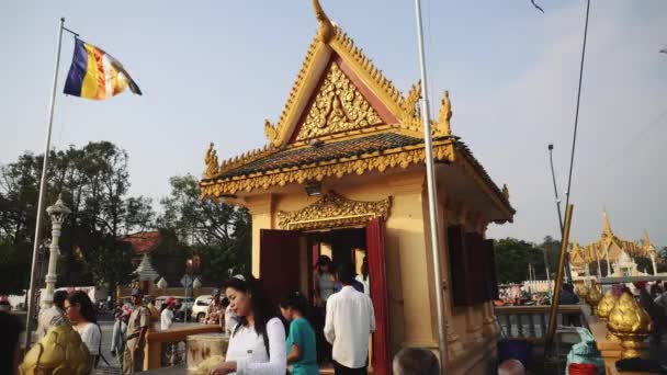 Люди моляться біля храму в Азії. — стокове відео