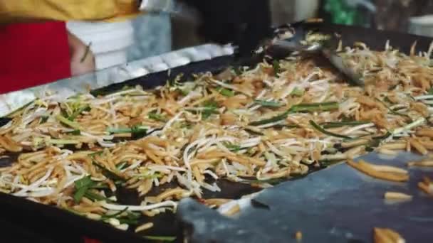 Bohnen werden auf der Straße gebraten — Stockvideo