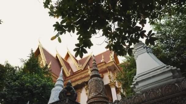 Une vue de la façade d'un temple — Video