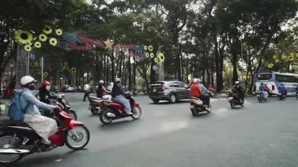 胡志明市（越南） 、古城、摩托及四千辆汽车的颠簸街景 — 图库视频影像
