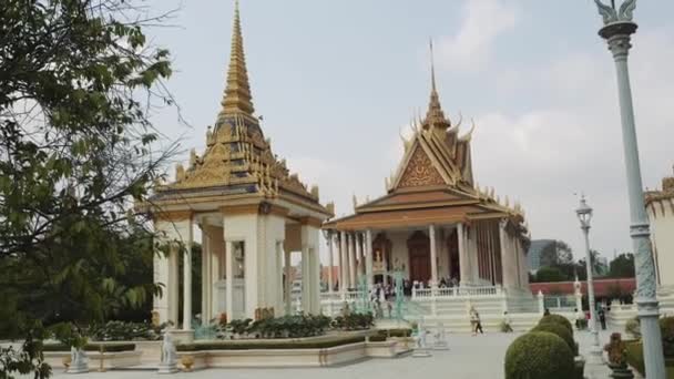 Außenansicht des königlichen Palastes in Phnom Penh, Kambodscha, Asien. 4K — Stockvideo