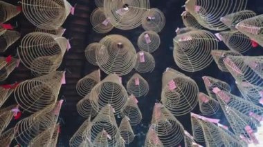 Vietnam 'da bir tapınakta mum dumanı..