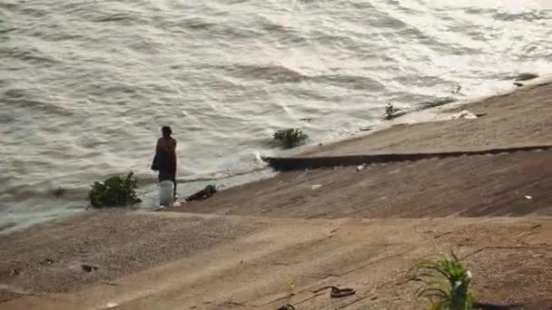 Людина миється в річці Камбоджа. — стокове відео