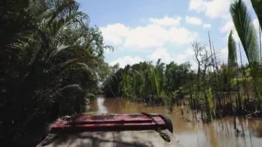 Geleneksel Vietnam feribotu insanları ve bisikletlerini Vietnam, Güney Doğu Asya 'daki Mekong Nehri' nden geçiriyor.