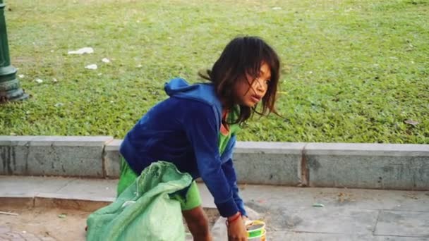 Una chica recoge basura en Camboya — Vídeo de stock
