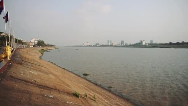 Una vista del río en Camboya, Phnom Penh — Vídeos de Stock