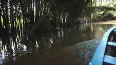 Geleneksel Vietnam feribotu insanları ve bisikletlerini Vietnam, Güney Doğu Asya 'daki Mekong Nehri' nden geçiriyor.