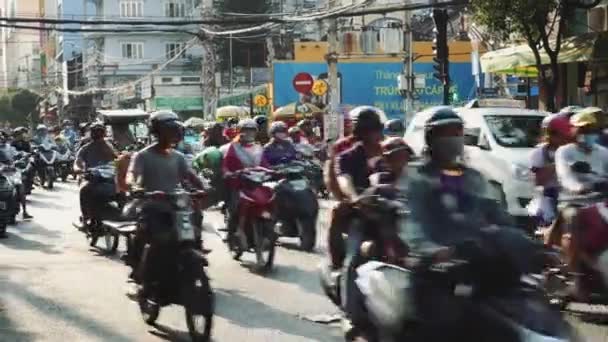 La bulliciosa escena callejera de Ho Chi Minh Cityi, Vietnam, Ciudad Vieja, Motos Tráfico de Coches 4k — Vídeo de stock