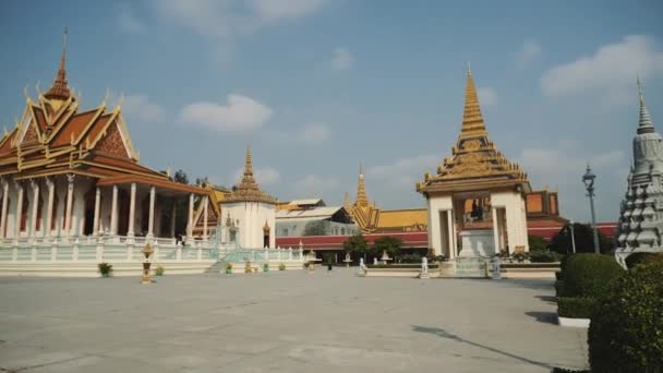 캄보디아 프놈펜에 있는 왕궁의 외곽에 있다. 4K — 비디오