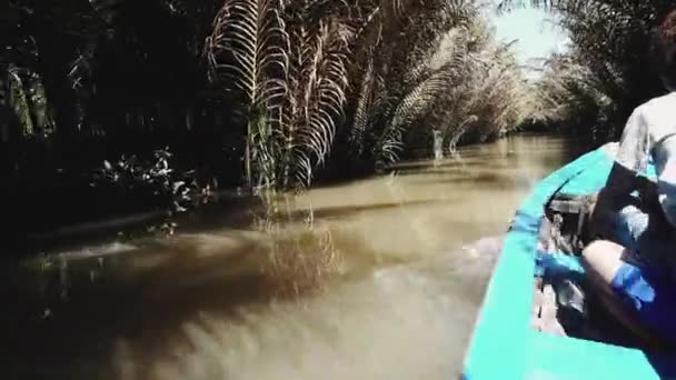 Barco de balsa tradicional vietnamita levando pessoas e suas bicicletas através do rio Mekong no Vietnã, Sudeste Asiático 4k — Vídeo de Stock