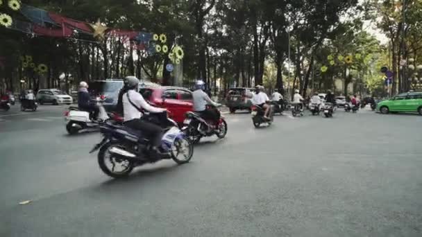 胡志明市（越南） 、古城、摩托及四千辆汽车的颠簸街景 — 图库视频影像