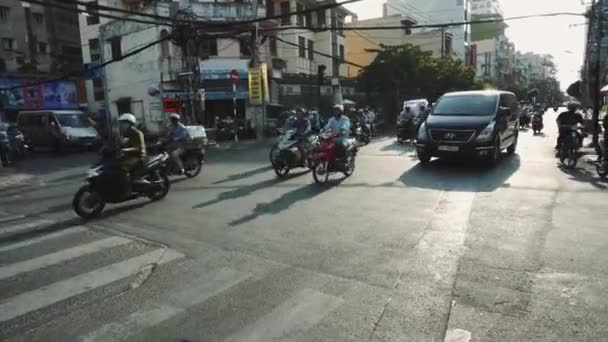 A cena de rua Bustling de Ho Chi Minh Cityi, Vietnã, Cidade Velha, Motocicletas Carros Tráfego 4k — Vídeo de Stock