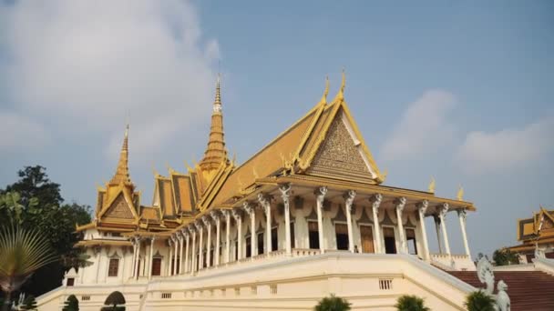 Utanför Kungliga slottet i Phnom Penh, Kambodja, Asien. 4K — Stockvideo