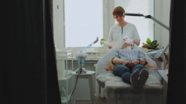 Güzellik uzmanı yüz bakımı için vapozon yüz buharı kullanıyor.