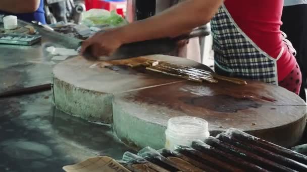 Женщины работают и делают кокосовые конфеты на кокосовой ферме в дельте Меконга, Вьетнам — стоковое видео