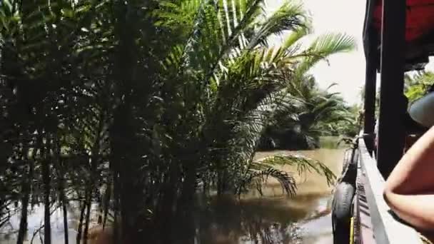 Barco de balsa tradicional vietnamita levando pessoas e suas bicicletas através do rio Mekong no Vietnã, Sudeste Asiático 4k — Vídeo de Stock