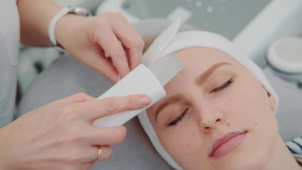 Close-up shot of cosmetician making cavitation facial peeling — Stock Video