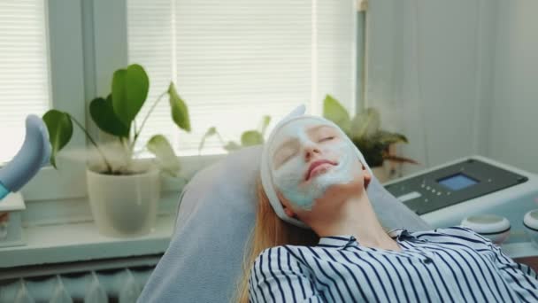 Szakmai arcápolás kozmetikai gőzölővel kozmetikai szalonban — Stock videók
