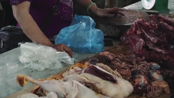 Lidé nakupují a prodávají mořské plody a zeleninu na trhu s pouličními potravinami v Asii — Stock video