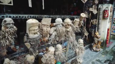 Hoi An Vietnam 'da bir adam tarafından yapılmış ahşap oyma.