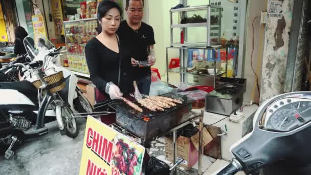 베트남 하노이구 도시의 거리 시장에 있는 벤더입니다. 거리에서 음식을 위해 상추 잎을 팔고 있는 여자. — 비디오