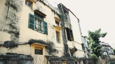 Asya 'da küçük bir kasabadaki bir binanın cephesi.