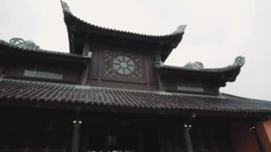 Vietnam 'daki en büyük ruhani turistik yer olan Ninh Binh Vietnam' daki Bai Dinh Tapınağı Kültür Kompleksi 'ndeki büyük heykeller.