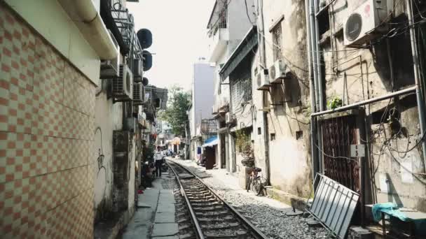 De straat waar treinen rijden in Hanoi. Oude stad, Hanoi Vietnam — Stockvideo