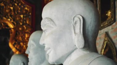 Vietnam 'daki en büyük ruhani turistik yer olan Ninh Binh Vietnam' daki Bai Dinh Tapınağı Kültür Kompleksi 'ndeki büyük heykeller.
