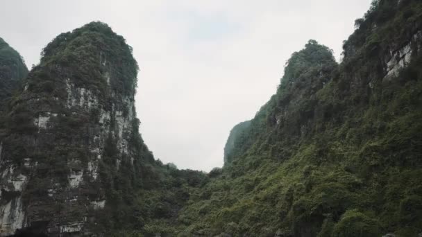 Lac des montagnes panoramiques dans la région de Ninh Binh au Vietnam