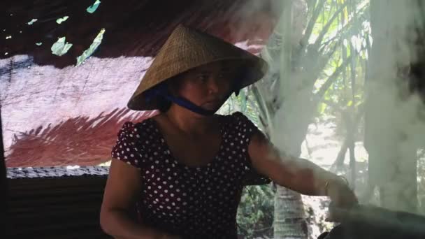 Haciendo papel de arroz en Vietnam 4k — Vídeo de stock