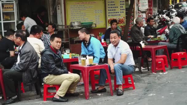 Utcai jelenet emberekkel az étteremben a nap Hanoi, Vietnam. — Stock videók