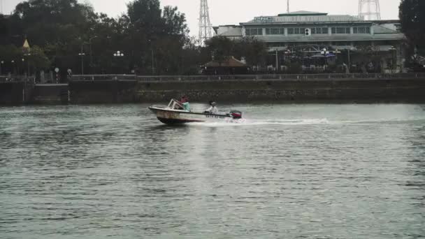 Miasto Hue, Wietnam: łódź pływająca po rzece Huong, miasto Hue, Wietnam — Wideo stockowe
