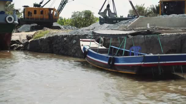 Traditionella vietnamesiska färja båt tar människor och deras cyklar över floden Mekong i Vietnam, Sydostasien 4k — Stockvideo