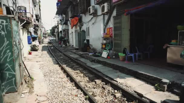 Calle con vías férreas en Hanoi — Vídeo de stock