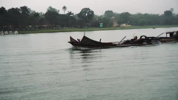 Місто Хю, В'єтнам: човен, що пливе на річці Хуонг, місто Ху, В'єтнам — стокове відео