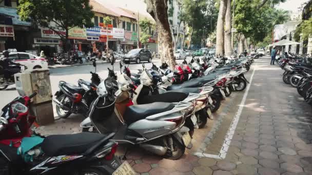 Motocicletas estão em um gastador em uma grande cidade no Vietnã . — Vídeo de Stock