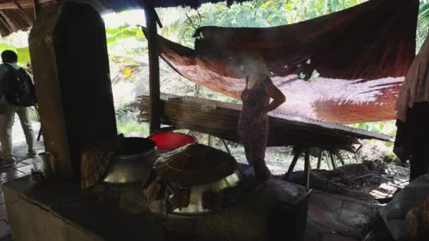 Rijstpapier wordt gemaakt op een stoomboot in Vietnam 4k — Stockvideo