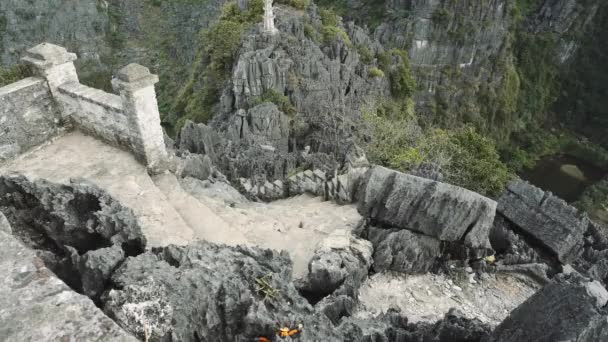 Een oude stenen trap. Vietnam Azië — Stockvideo