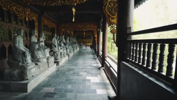 Grote beelden op Bai Dinh Tempel Spiritueel en Cultuur Complex in Ninh Binh Vietnam, de grootste spirituele toeristische plaats in Vietnam — Stockvideo