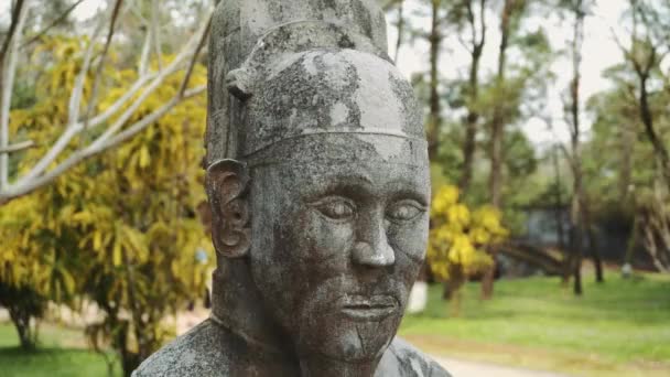 Hue city, Viet Nam: statues at Khai Dinh Tomb emperor in Hue, Vietnam. A UNESCO World Heritage Site. — Stock Video