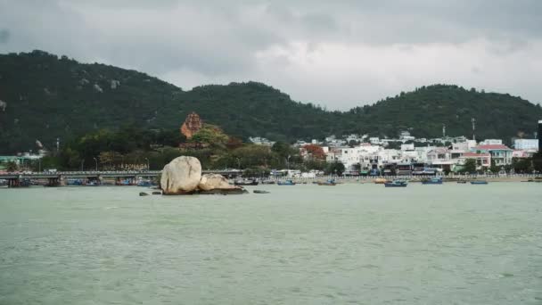 Fischerboot ankert vor dem armen Dorf in Nha Trang. 4K — Stockvideo