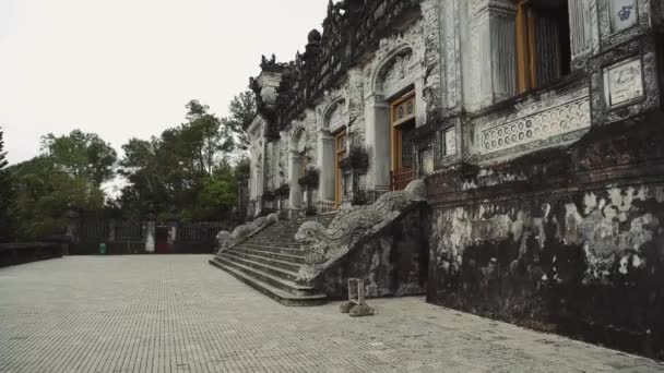 Královská hrobka krále Khai Dinh v odstínu Vietnamu — Stock video