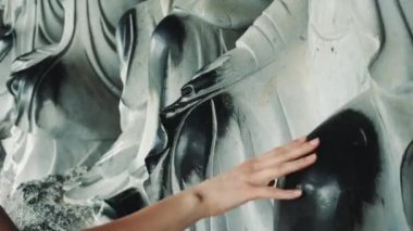 Vietnam 'daki en büyük ruhani turistik yer olan Ninh Binh Vietnam' daki Bai Dinh Tapınağı Kültür Kompleksi 'ndeki büyük heykeller.