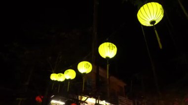 Akşam Sokağı Parlayan Fenerlerle süslenmiş. Hoian Vietnam