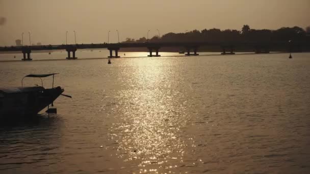 Zonsondergang op de rivier in Vietnam. Azië — Stockvideo
